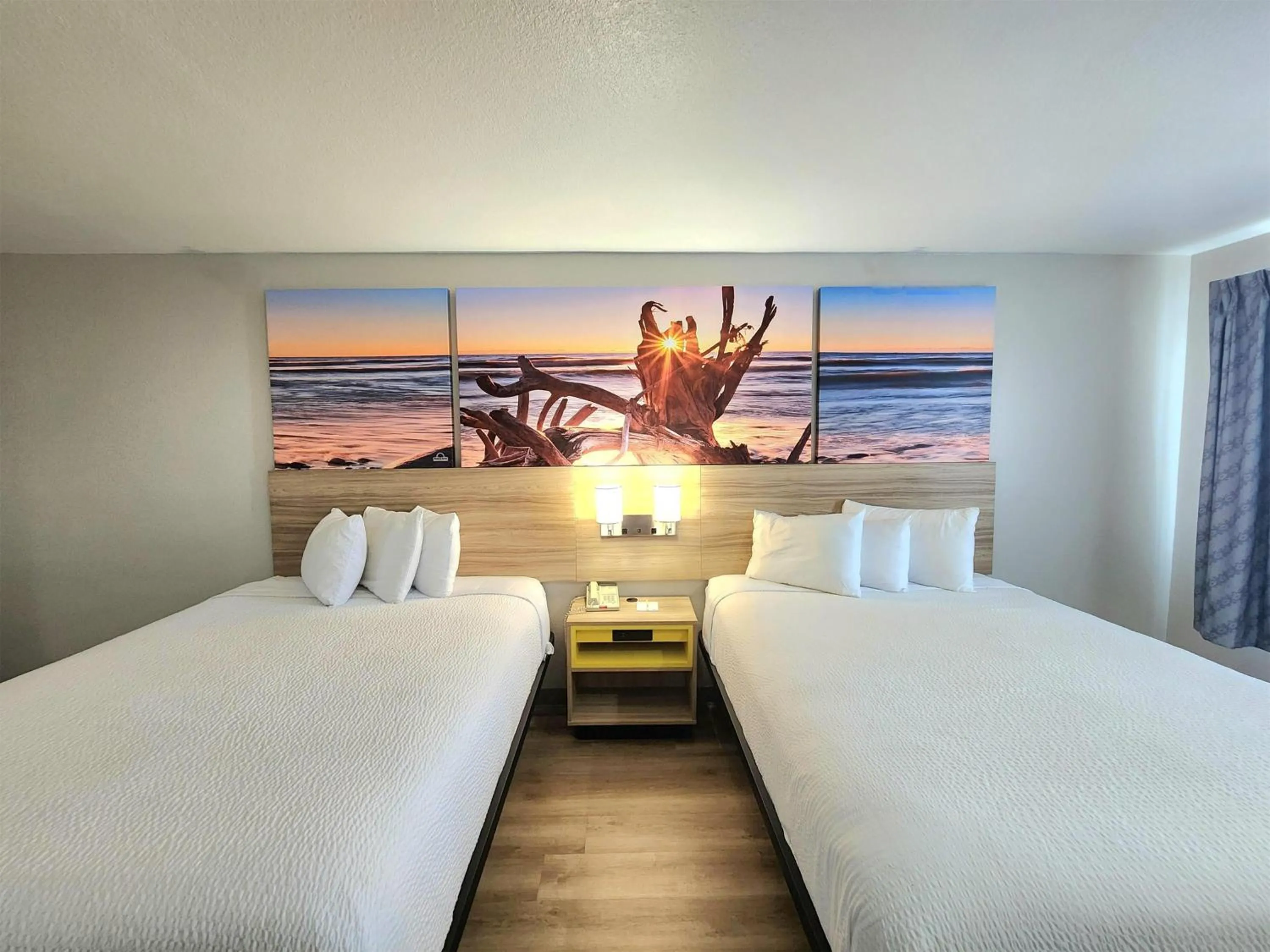 Photo of the whole room, Bed in Days Inn & Suites by Wyndham Corpus Christi Central