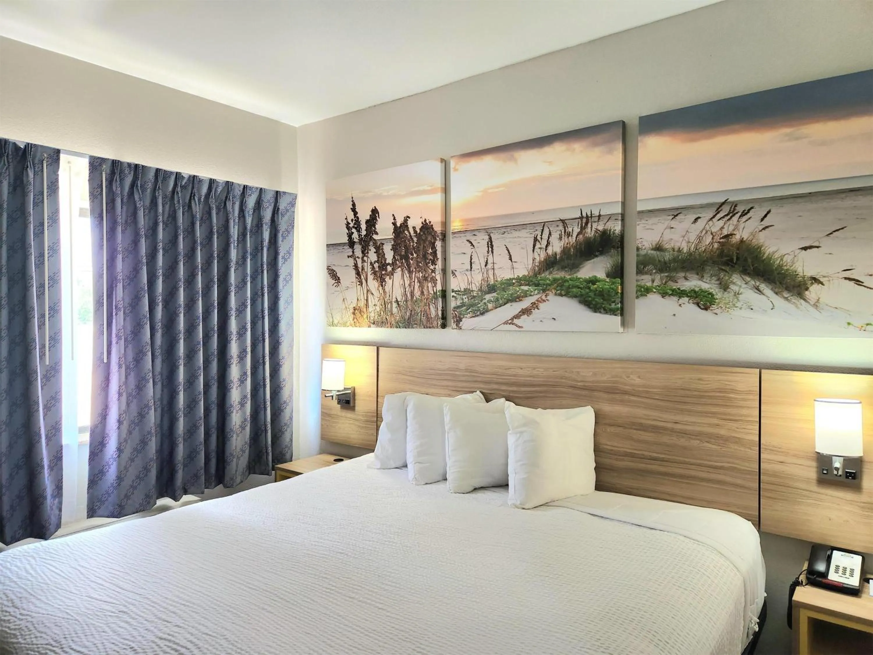 Photo of the whole room, Bed in Days Inn & Suites by Wyndham Corpus Christi Central