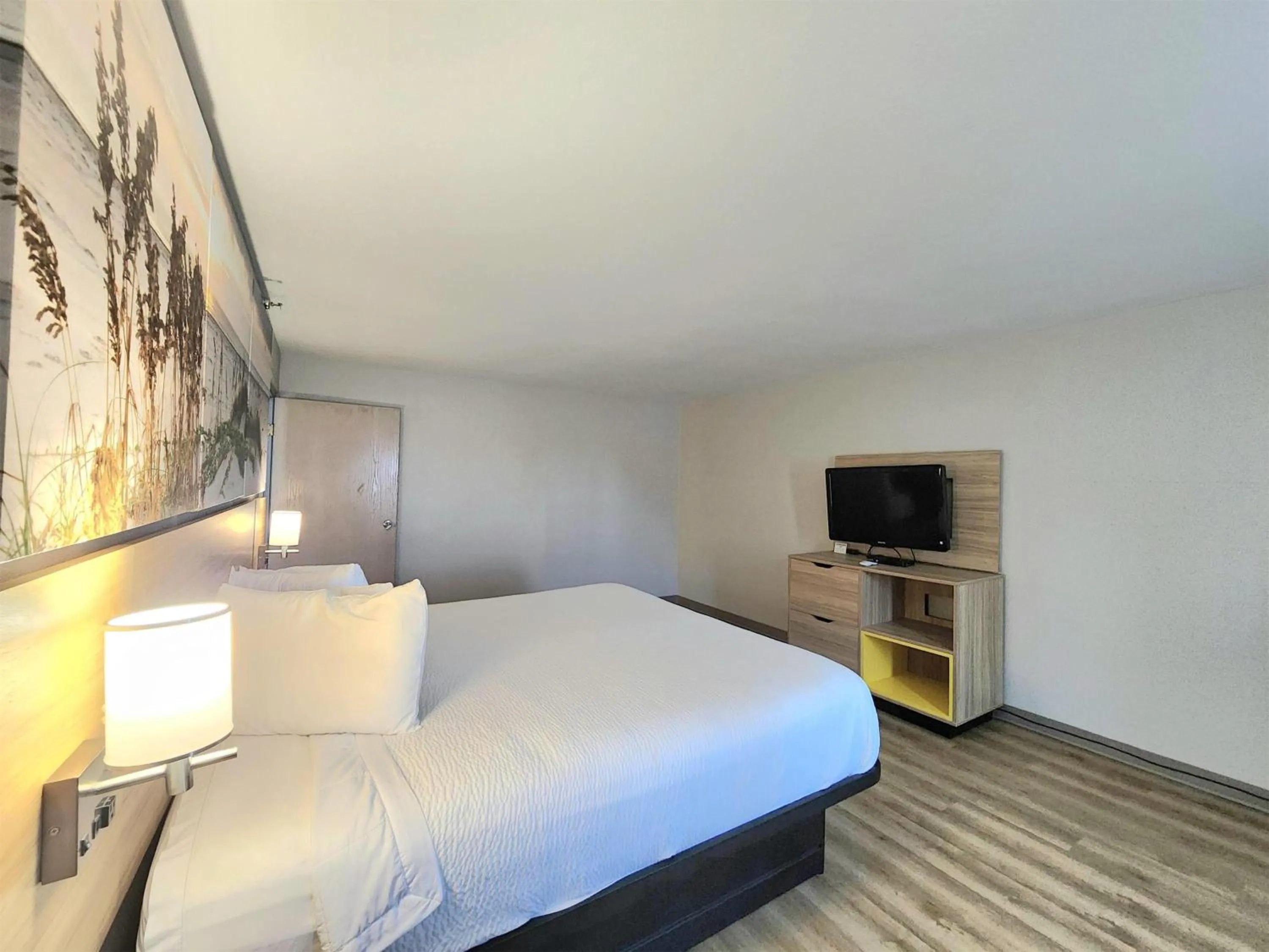 Photo of the whole room, Bed in Days Inn & Suites by Wyndham Corpus Christi Central