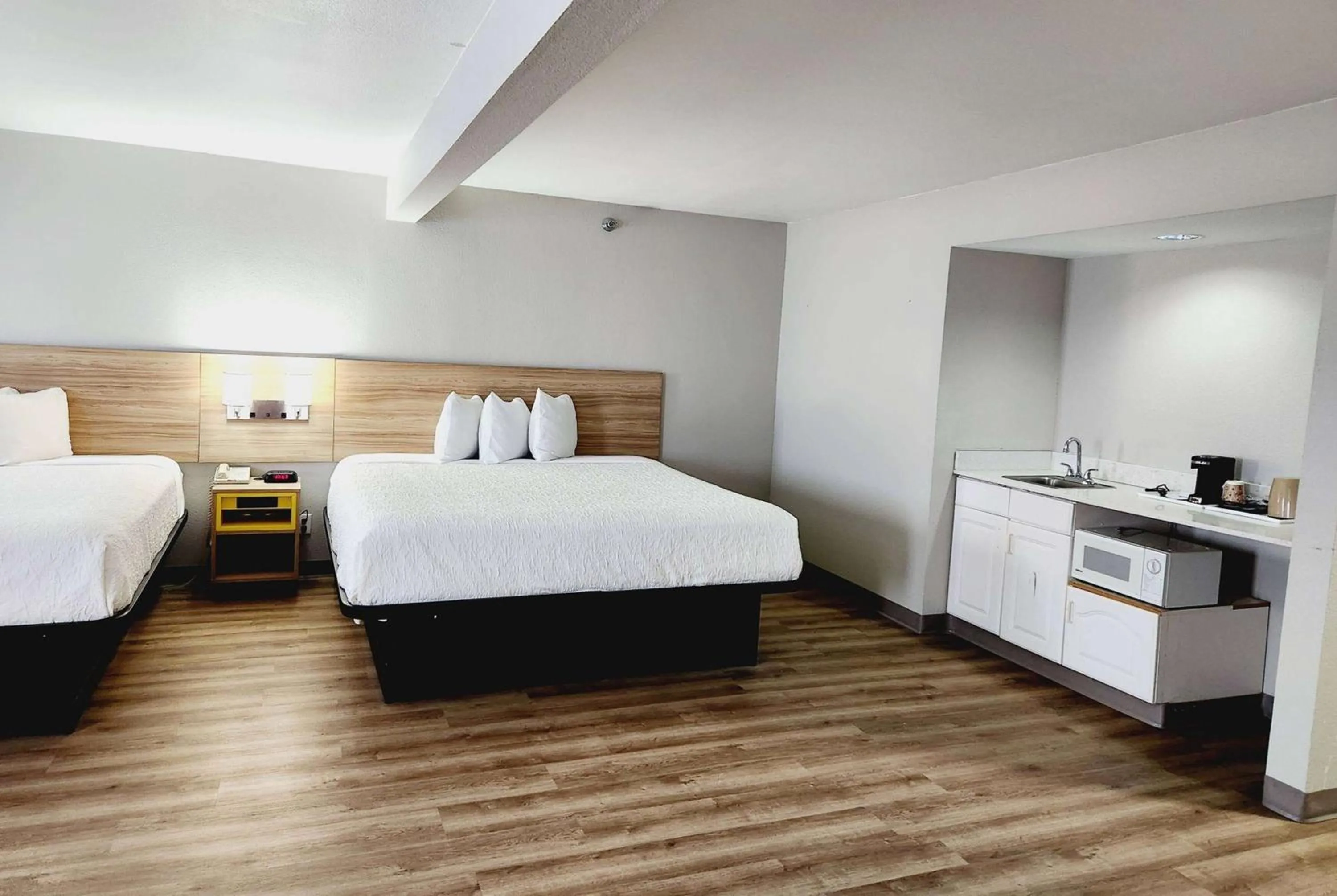 Photo of the whole room, Bed in Days Inn & Suites by Wyndham Corpus Christi Central