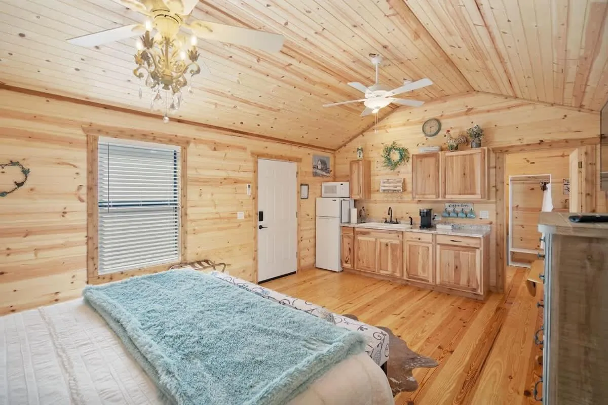 Kitchen or kitchenette, Bed in Charming Casita Right on Main St