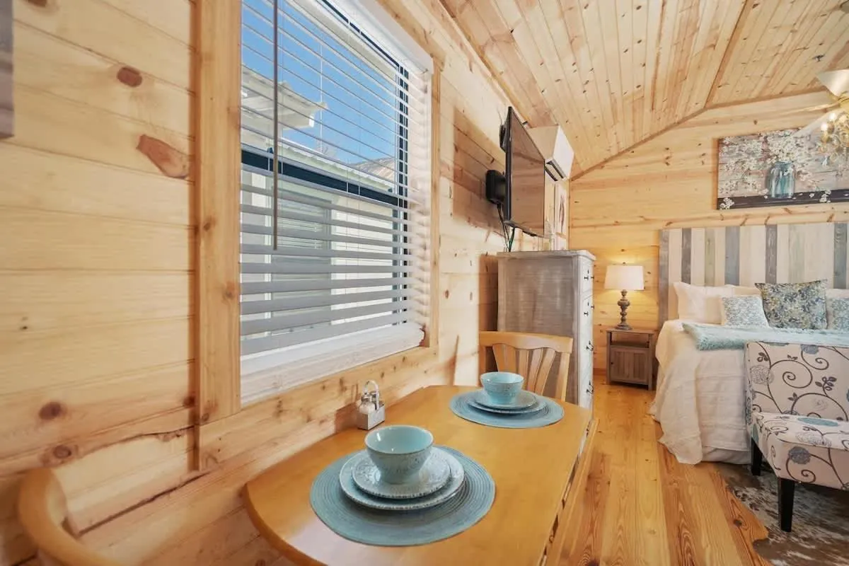 Other, Bed in Charming Casita Right on Main St