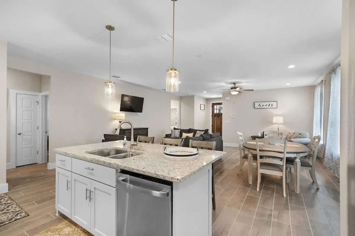 Kitchen or kitchenette in Pristine 3-bedroom Home Near Canyon Lake!