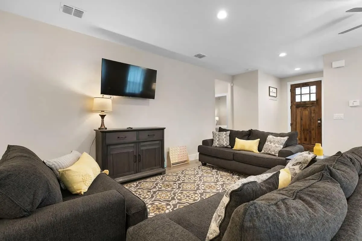TV and multimedia in Pristine 3-bedroom Home Near Canyon Lake!