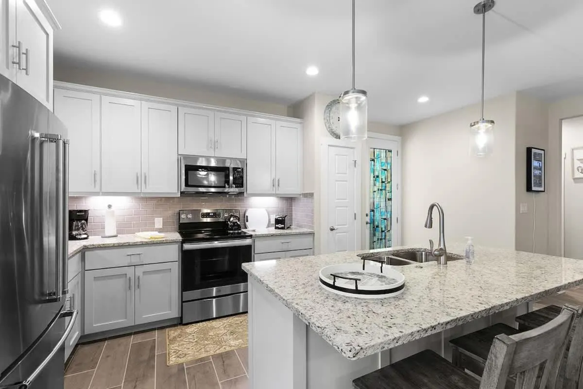 Kitchen or kitchenette in Pristine 3-bedroom Home Near Canyon Lake!