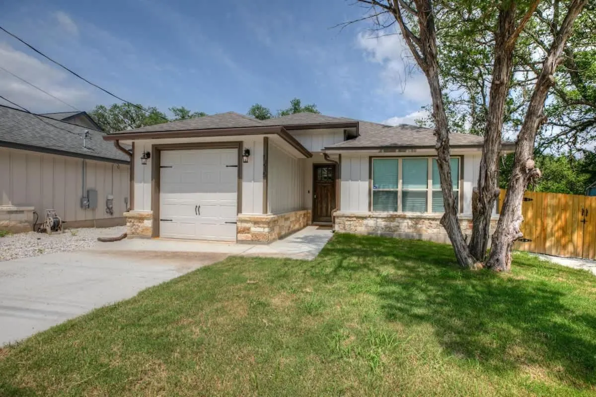 Property building in Pristine 3-bedroom Home Near Canyon Lake!