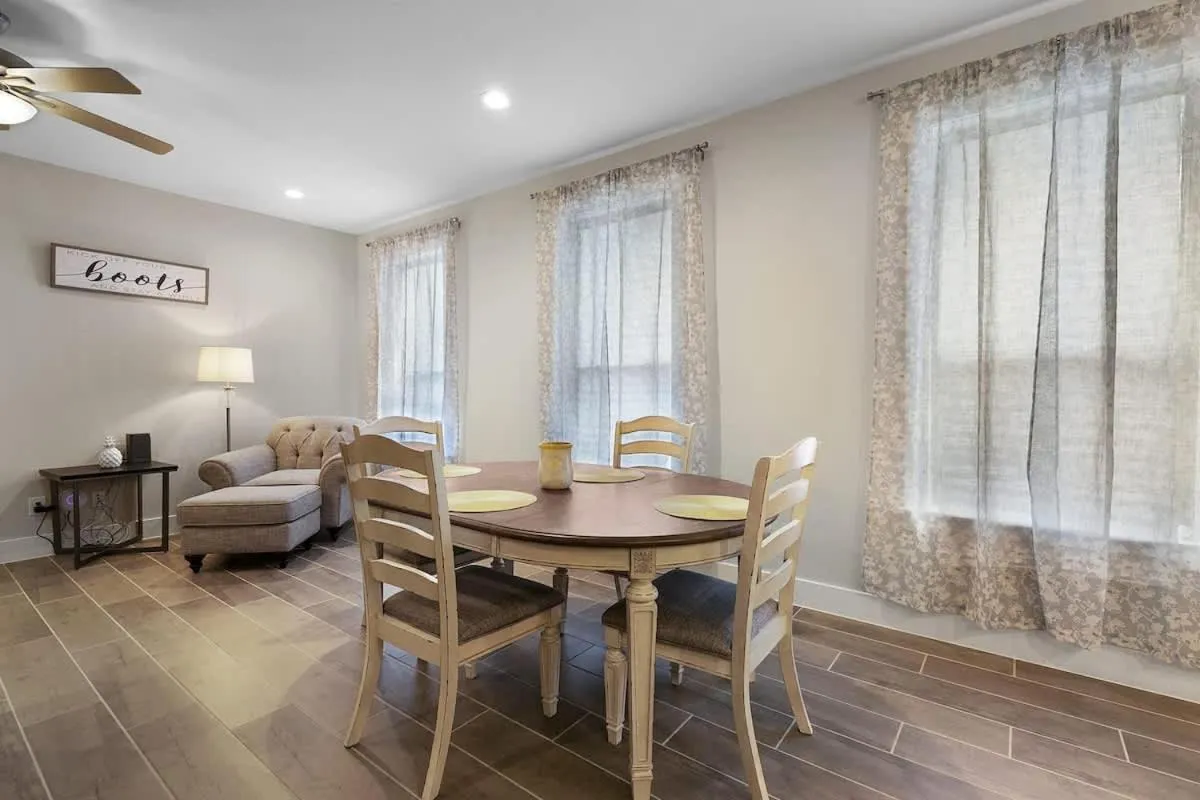 Seating area in Pristine 3-bedroom Home Near Canyon Lake!