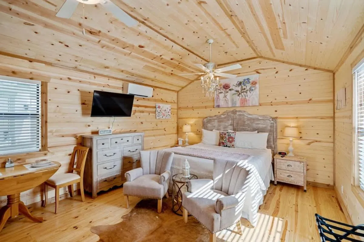 Bed in Fancy Cabin Right on Main St!