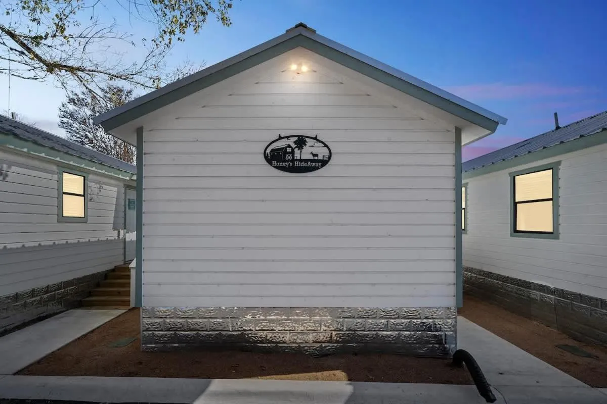 Property building in Fancy Cabin Right on Main St!