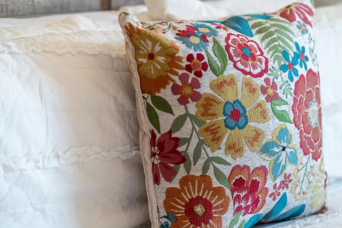 Bed in Fancy Cabin Right on Main St!