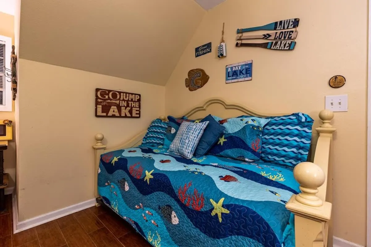 Bed in Red Bird Cabin Studio Retreat