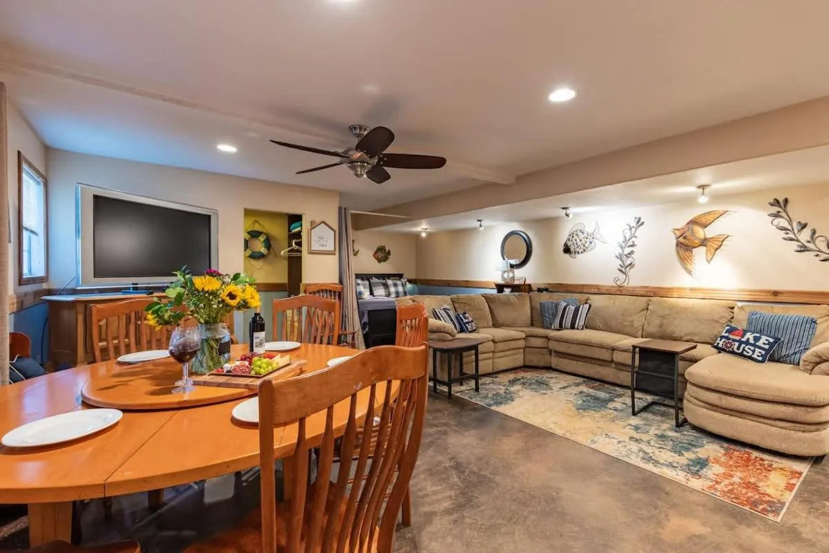 TV and multimedia in Red Bird Cabin Studio Retreat