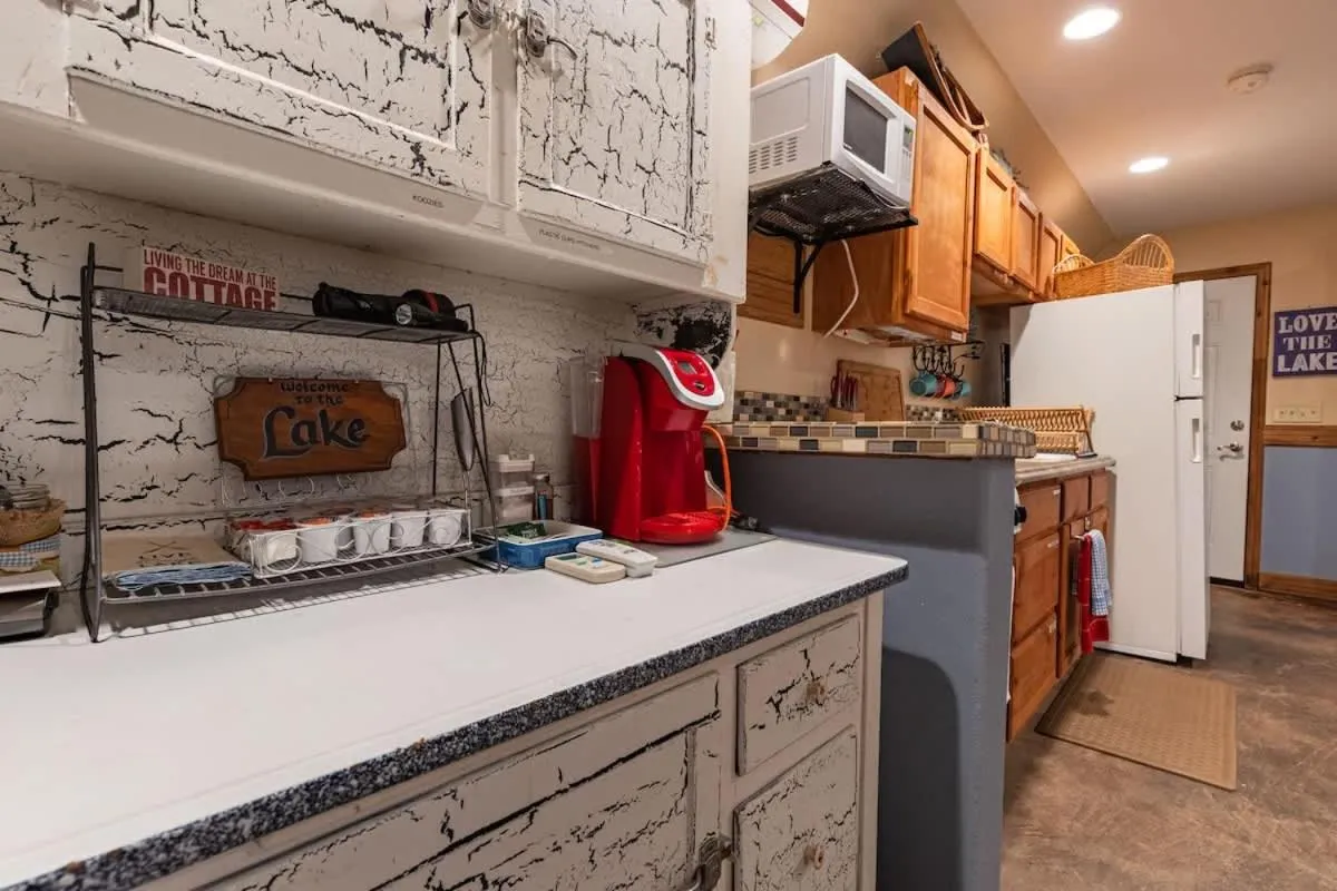 Kitchen or kitchenette in Red Bird Cabin Studio Retreat