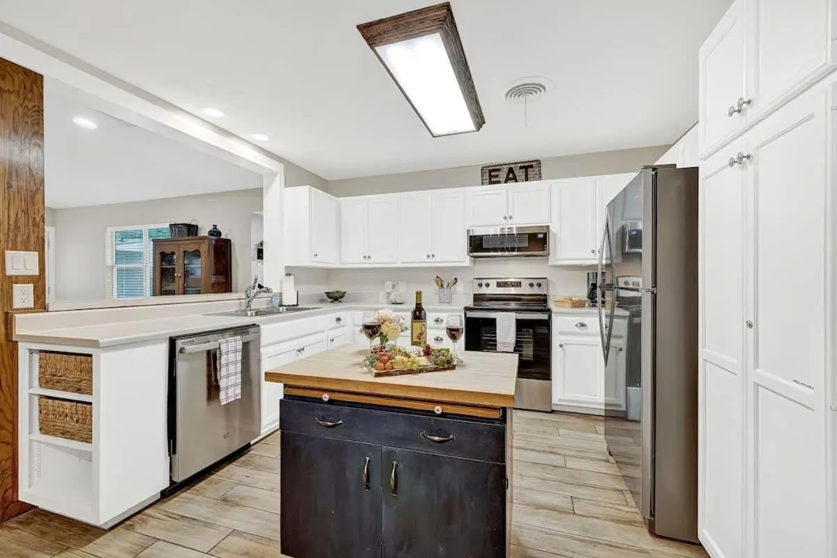 Coffee/tea facilities in The Billie Goat Haus - Hot Tub -Steps to Main St!