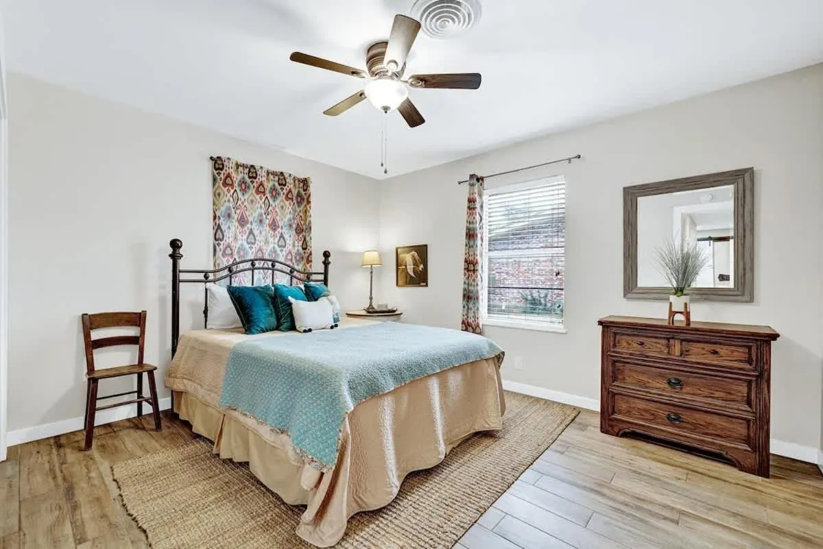 Bed in The Billie Goat Haus - Hot Tub -Steps to Main St!