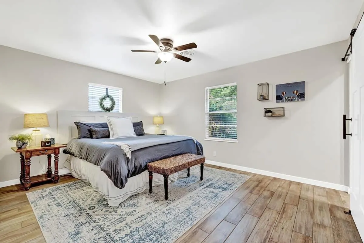 Bed in The Billie Goat Haus - Hot Tub -Steps to Main St!