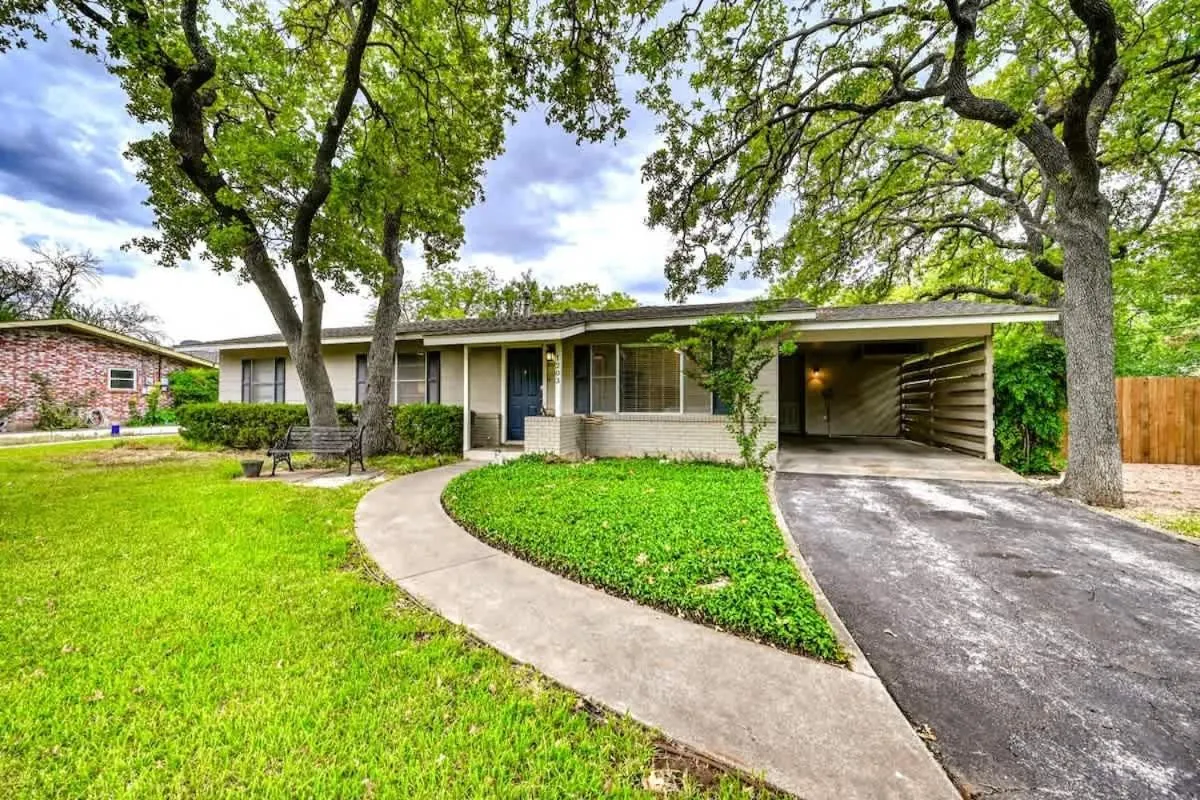 Property building in The Billie Goat Haus - Hot Tub -Steps to Main St!
