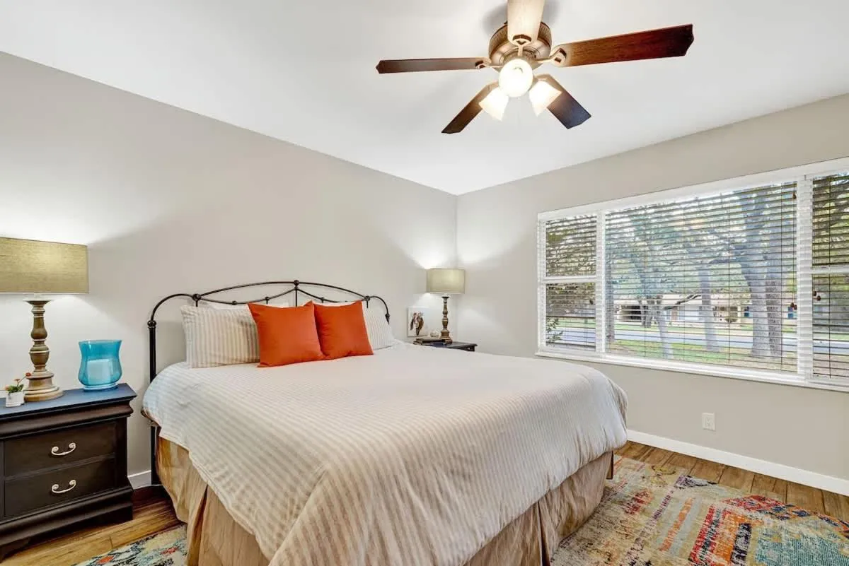 Bed in The Billie Goat Haus - Hot Tub -Steps to Main St!