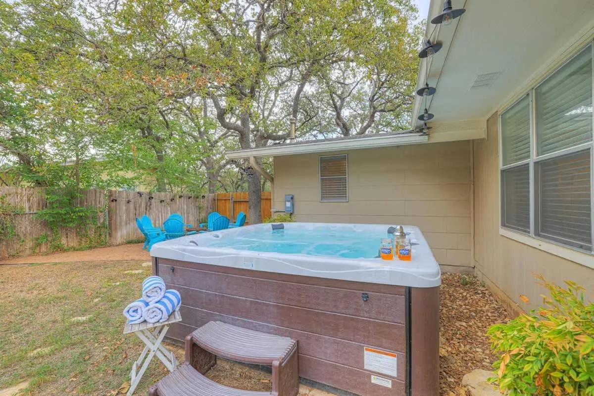 Day in The Billie Goat Haus - Hot Tub -Steps to Main St!