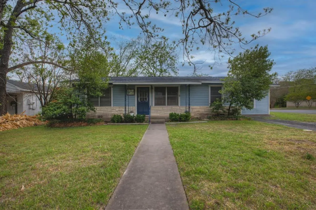 Property building in Gorgeous Bluebonnet House with Deck and Fire Pit