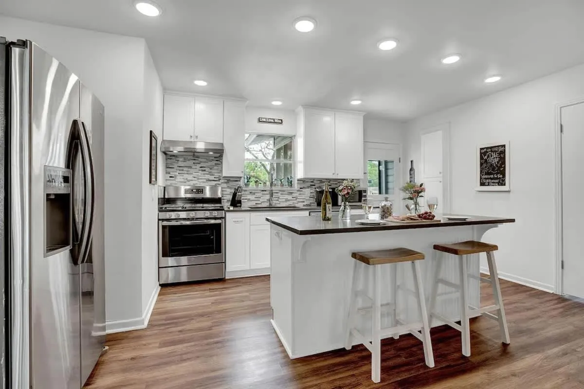 Kitchen or kitchenette in Gorgeous Bluebonnet House with Deck and Fire Pit