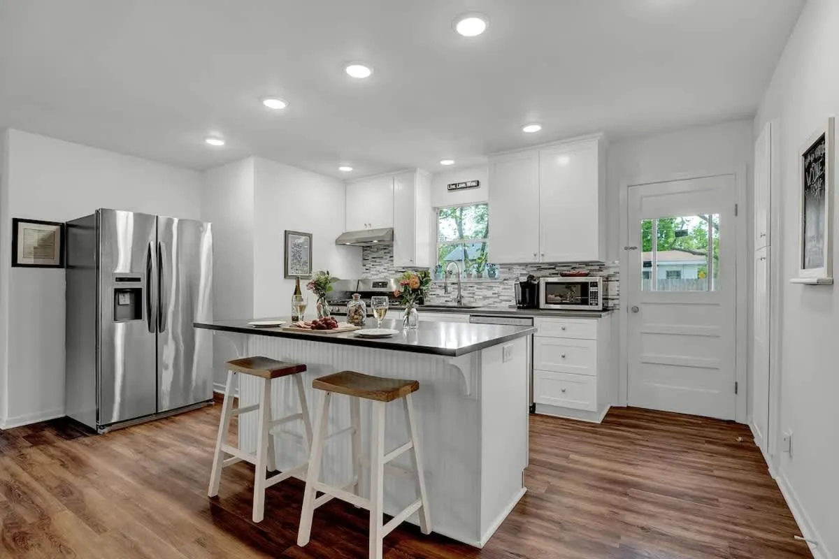 Kitchen or kitchenette in Gorgeous Bluebonnet House with Deck and Fire Pit
