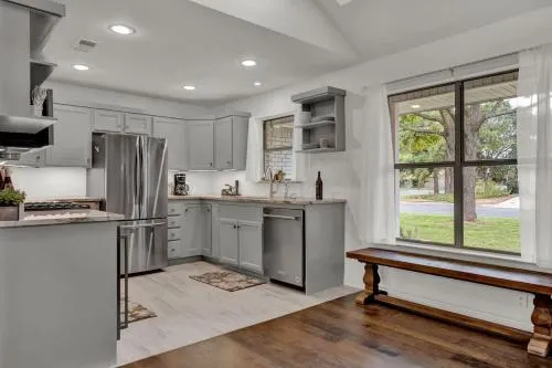 Luxury Haus - GREAT Backyard, Firepit, Bocce Ball!