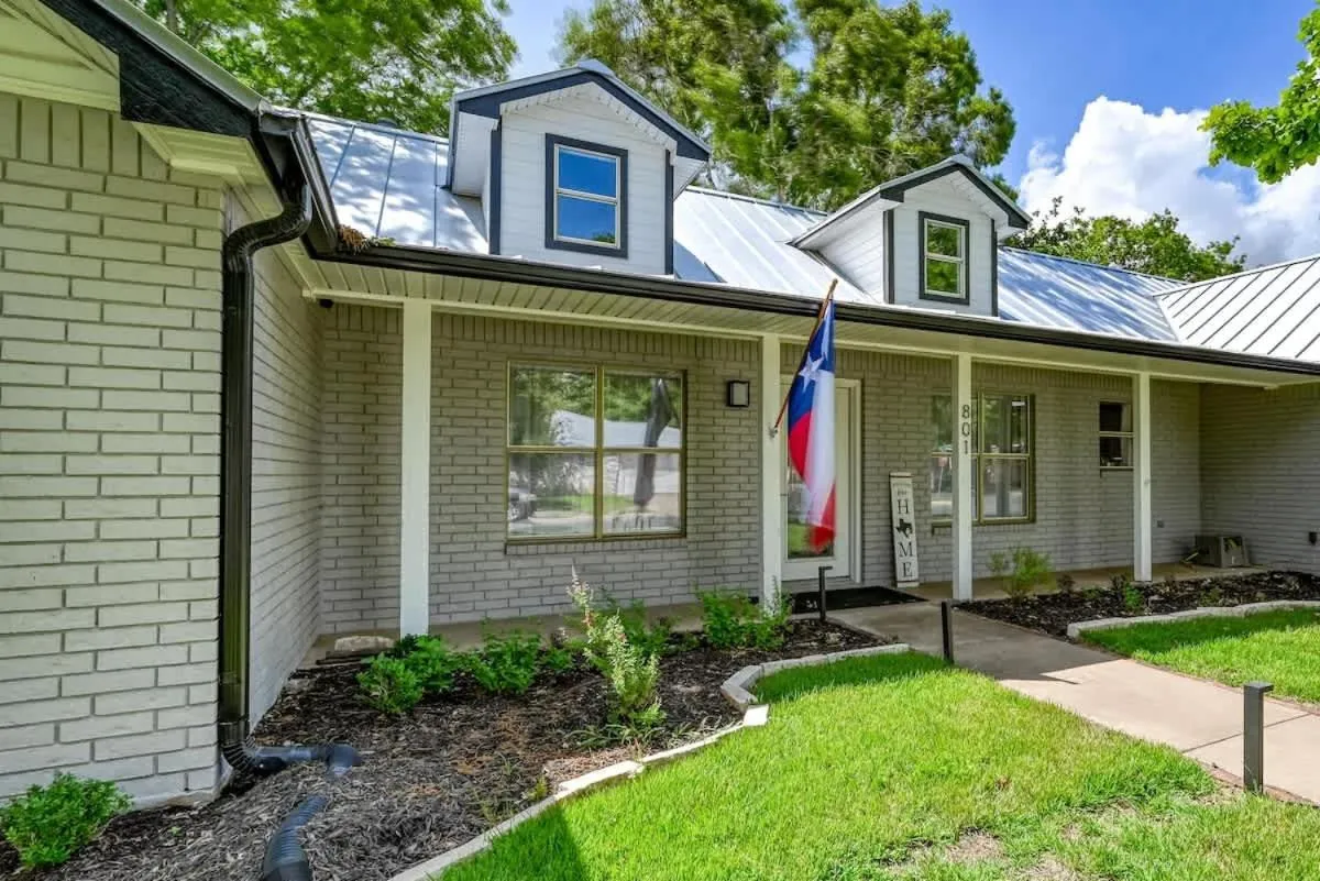 Property building in Luxury Haus - GREAT Backyard, Firepit, Bocce Ball!