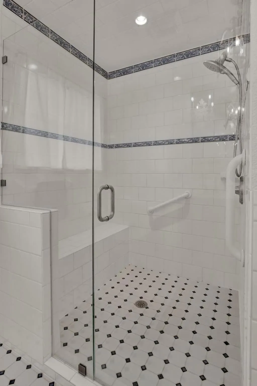 Shower in Luxury Haus - GREAT Backyard, Firepit, Bocce Ball!
