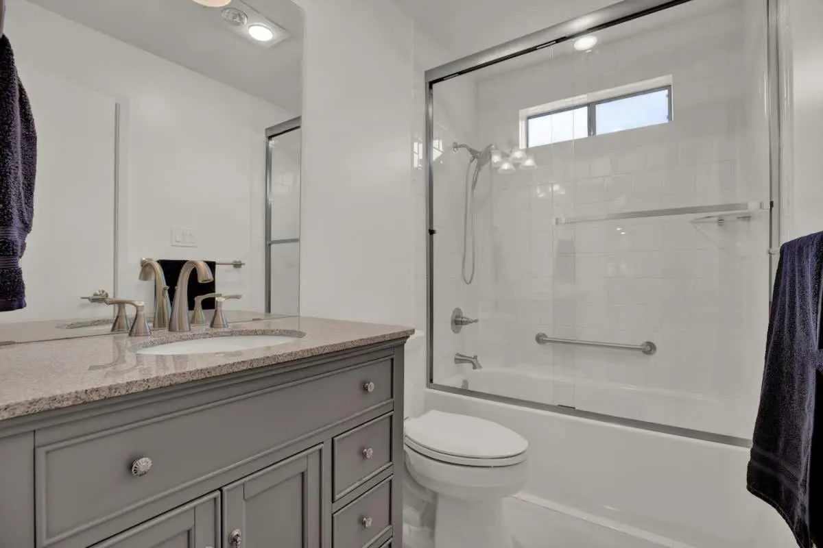 Shower in Luxury Haus - GREAT Backyard, Firepit, Bocce Ball!