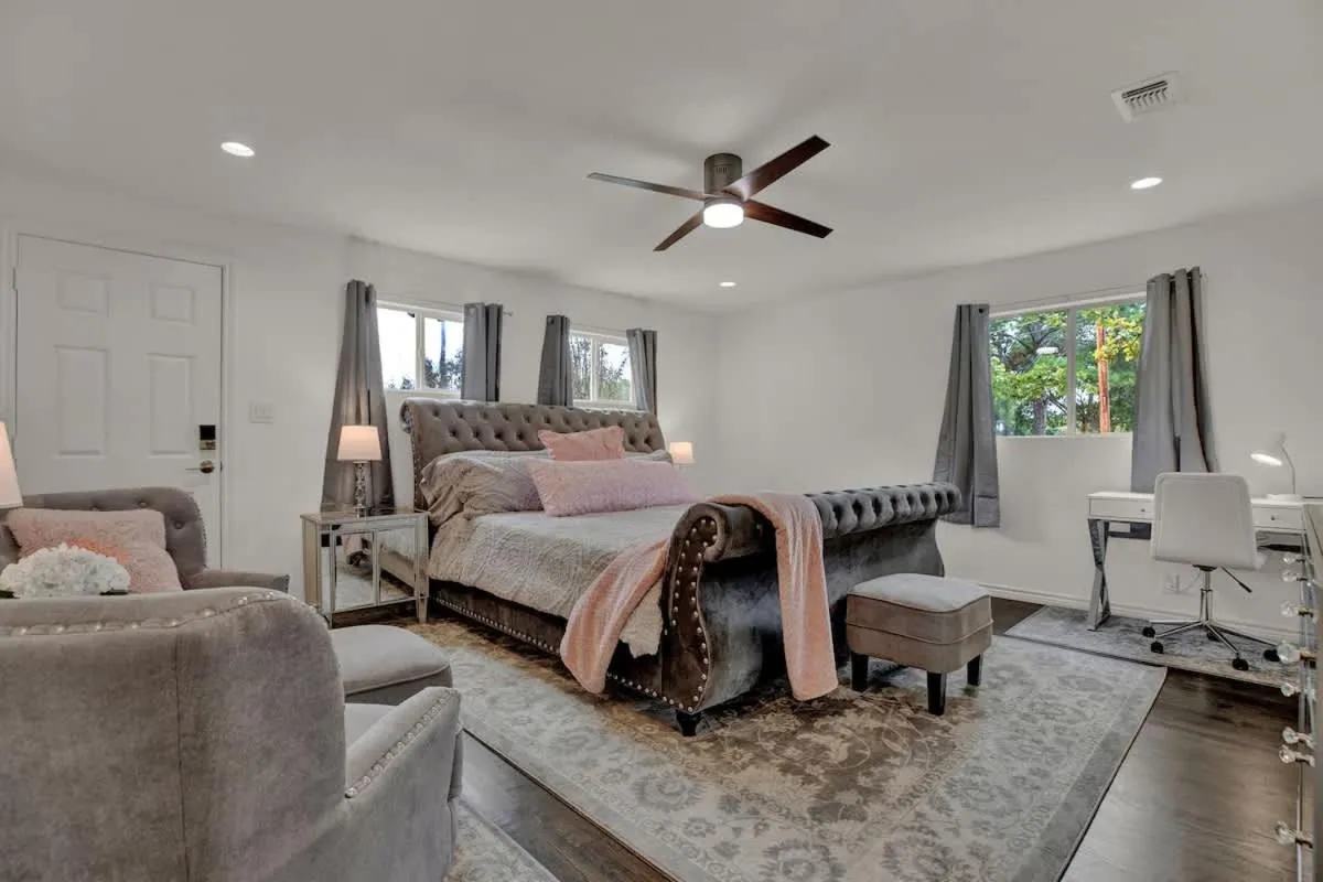 Bed in Luxury Haus - GREAT Backyard, Firepit, Bocce Ball!