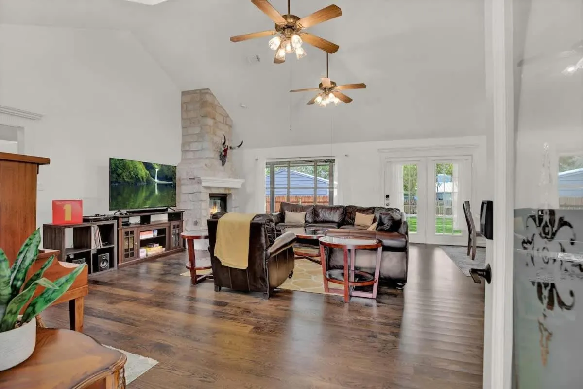 TV and multimedia in Luxury Haus - GREAT Backyard, Firepit, Bocce Ball!