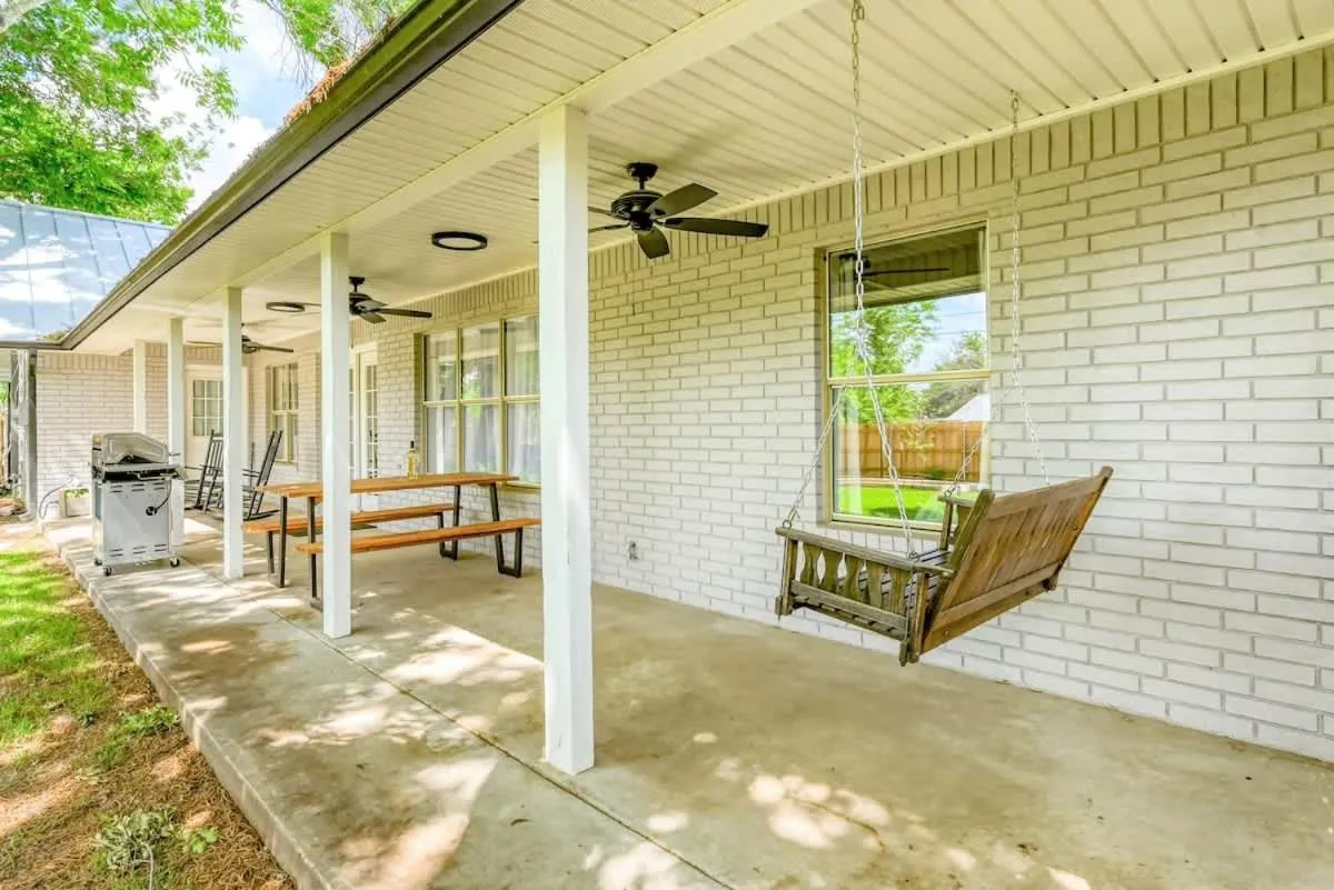 Patio in Luxury Haus - GREAT Backyard, Firepit, Bocce Ball!