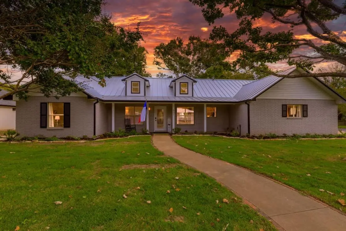 Luxury Haus - GREAT Backyard, Firepit, Bocce Ball!