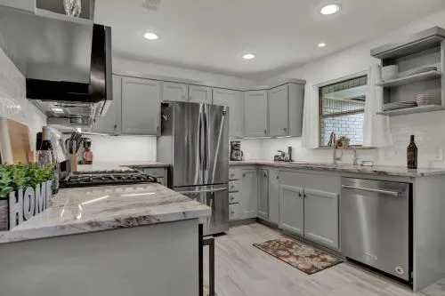 Luxury Haus - GREAT Backyard, Firepit, Bocce Ball!