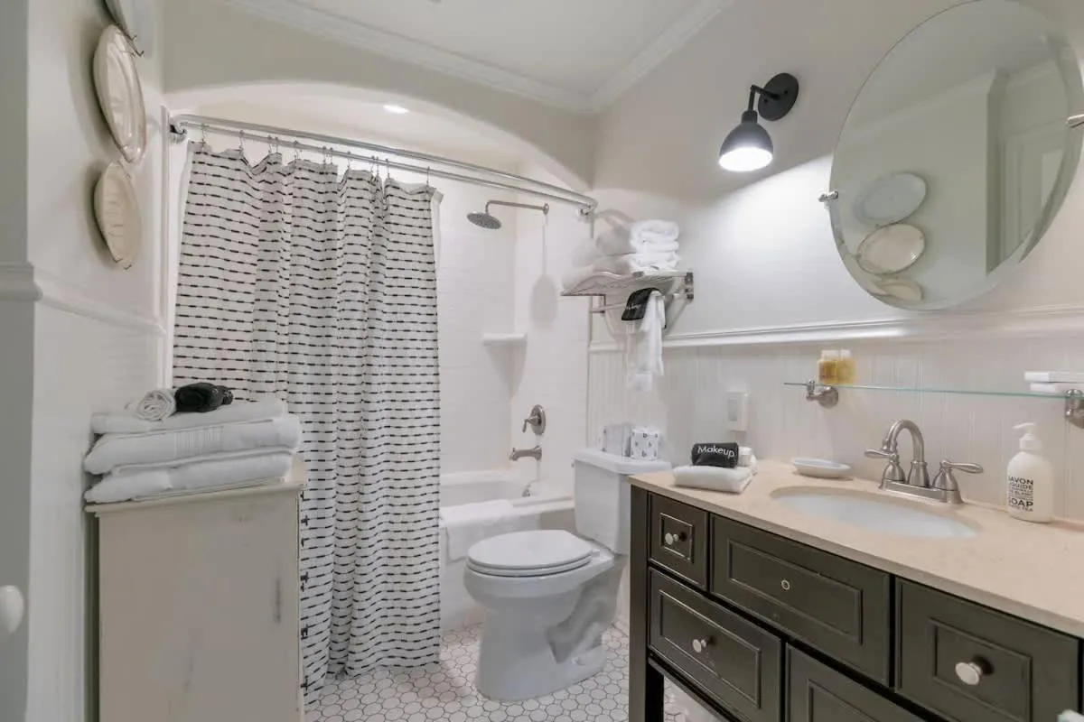 Bathroom in Clover Haus 2 Blks to Main St with Pool and Spa!