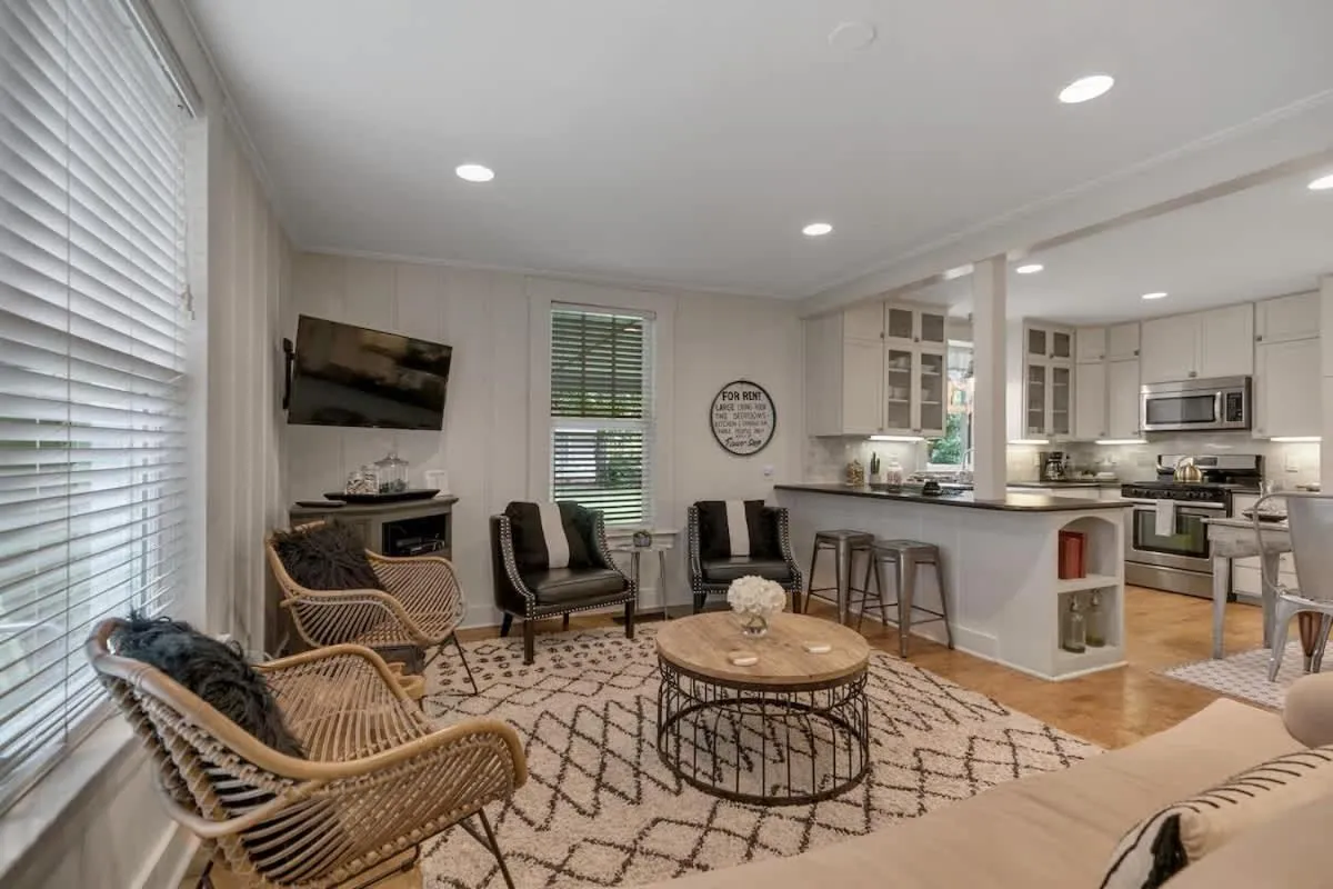 Living room in Clover Haus 2 Blks to Main St with Pool and Spa!