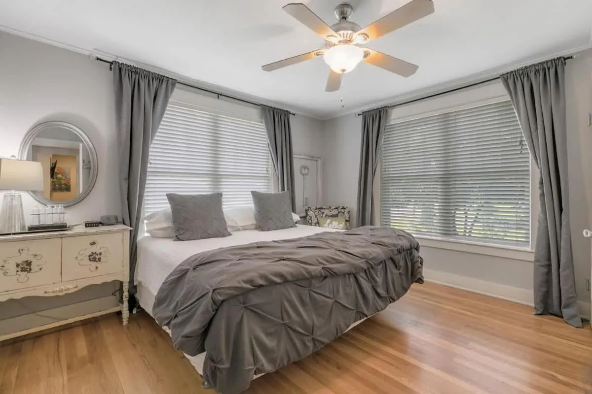 Bed in Clover Haus 2 Blks to Main St with Pool and Spa!