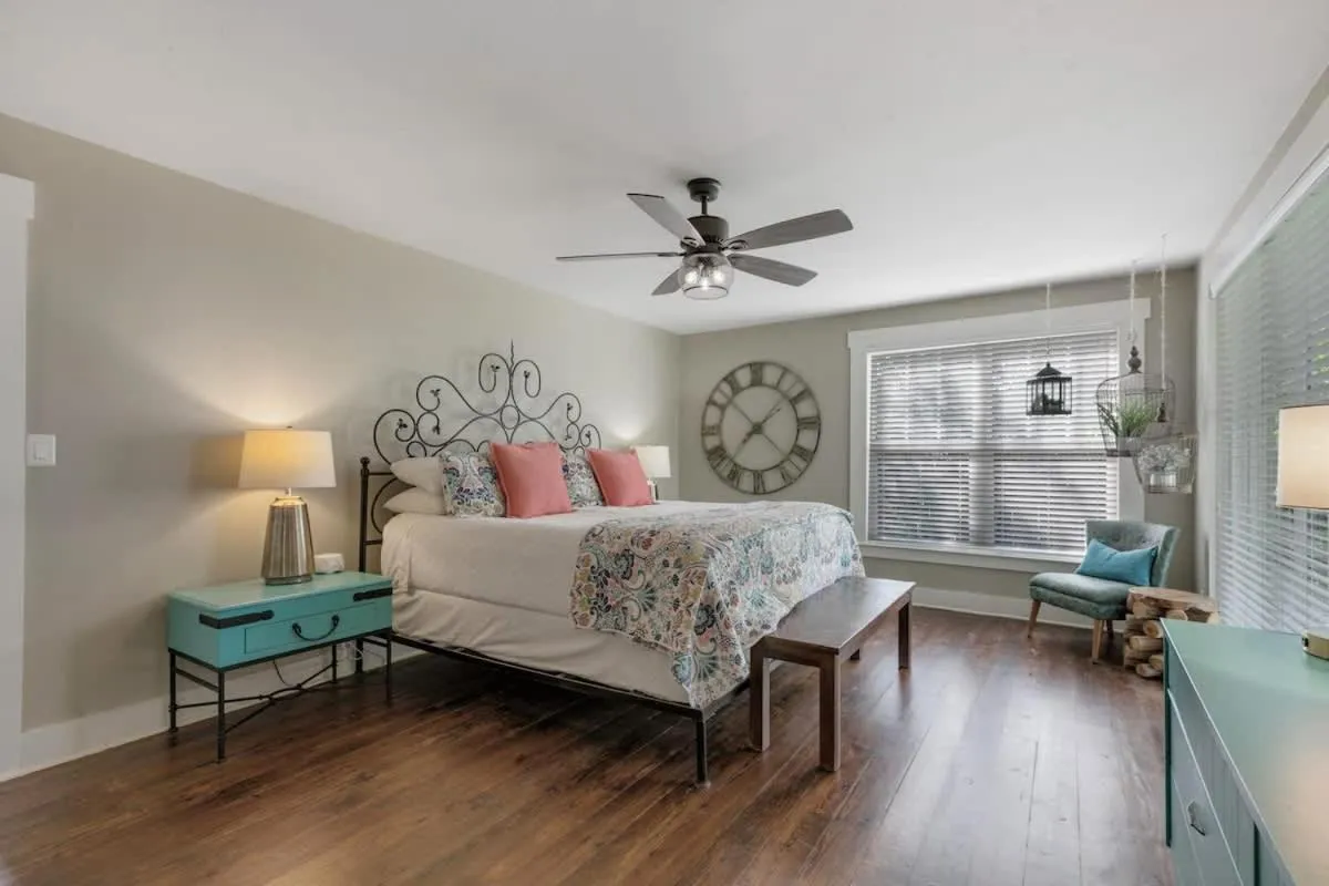 Bed in Clover Haus 2 Blks to Main St with Pool and Spa!