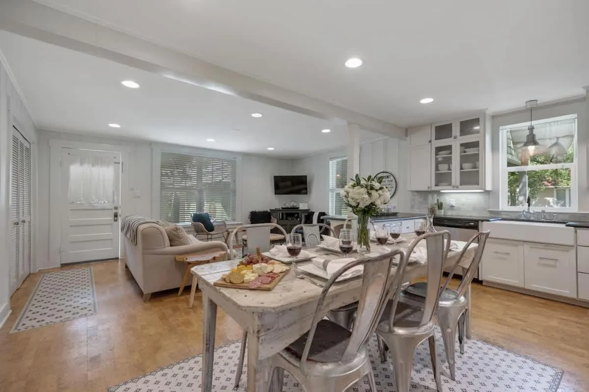 Dining area in Clover Haus 2 Blks to Main St with Pool and Spa!