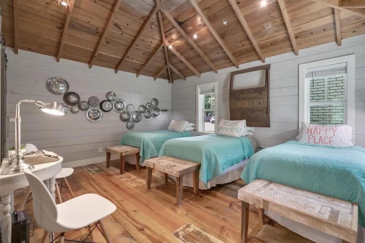 Bed in Clover Haus 2 Blks to Main St with Pool and Spa!