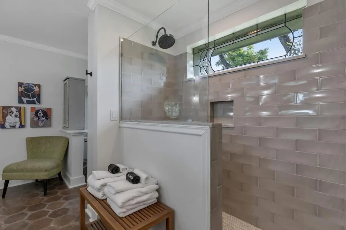 Bathroom in Clover Haus 2 Blks to Main St with Pool and Spa!