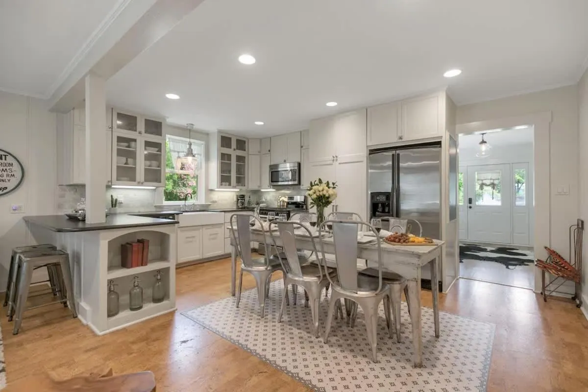 Dining area in Clover Haus 2 Blks to Main St with Pool and Spa!