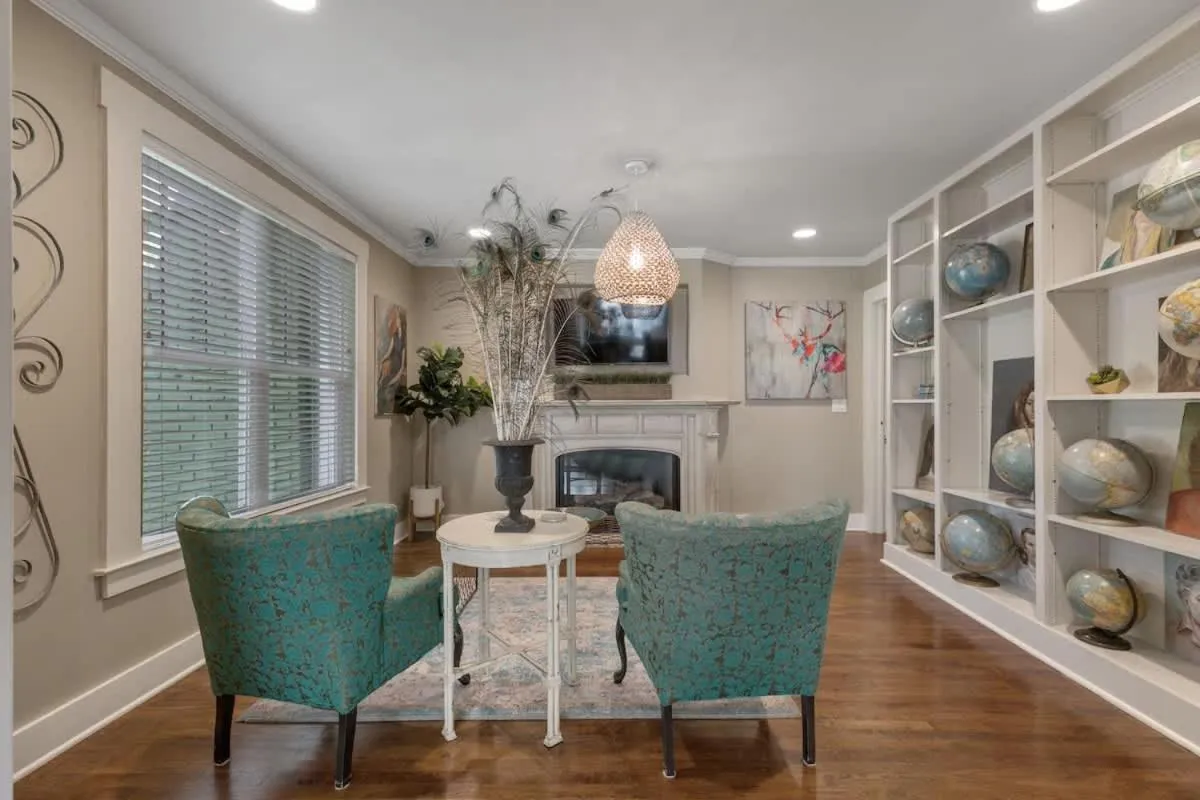 Dining area in Clover Haus 2 Blks to Main St with Pool and Spa!