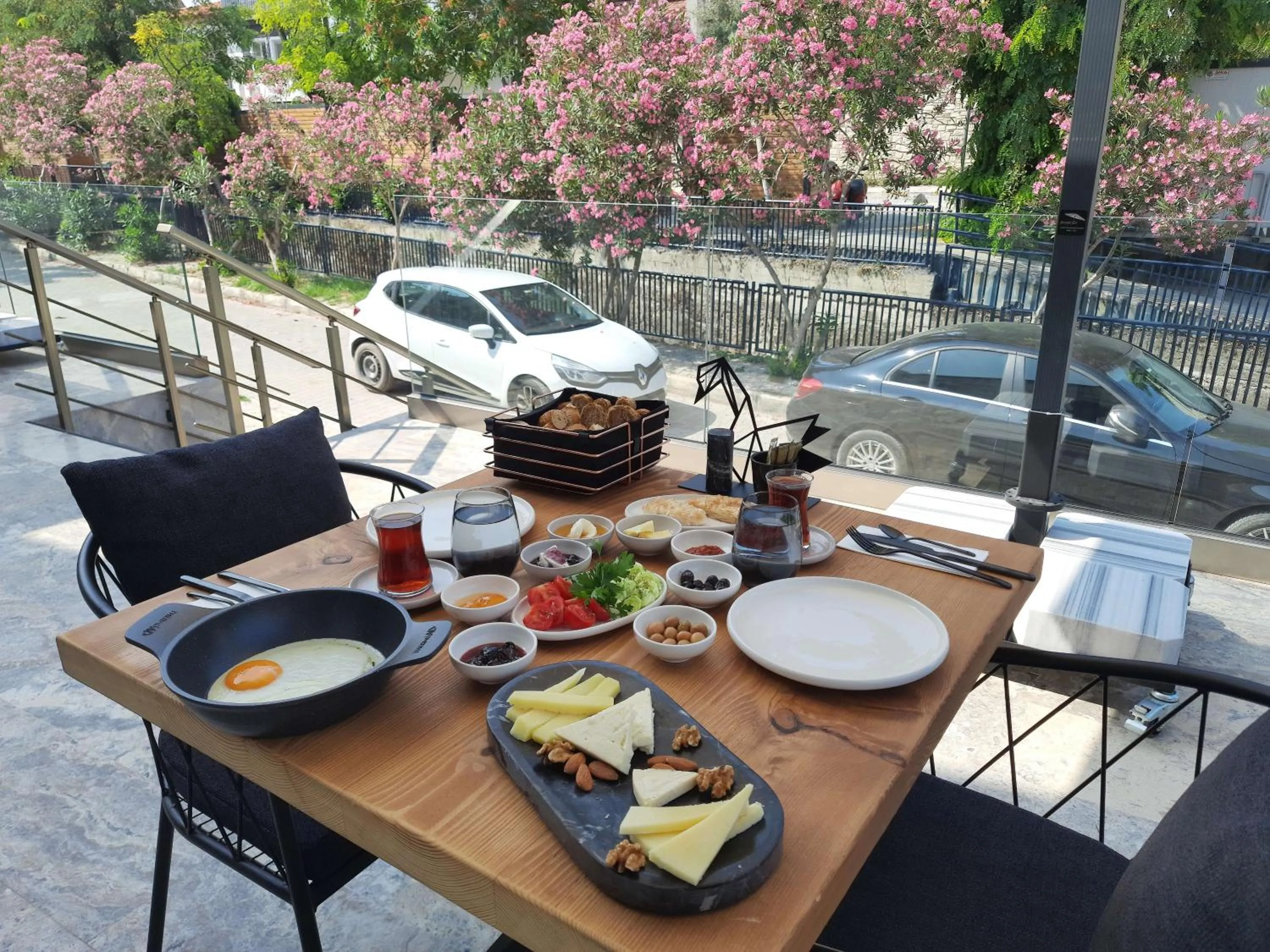 Communal lounge/ TV room in Nilus Urla