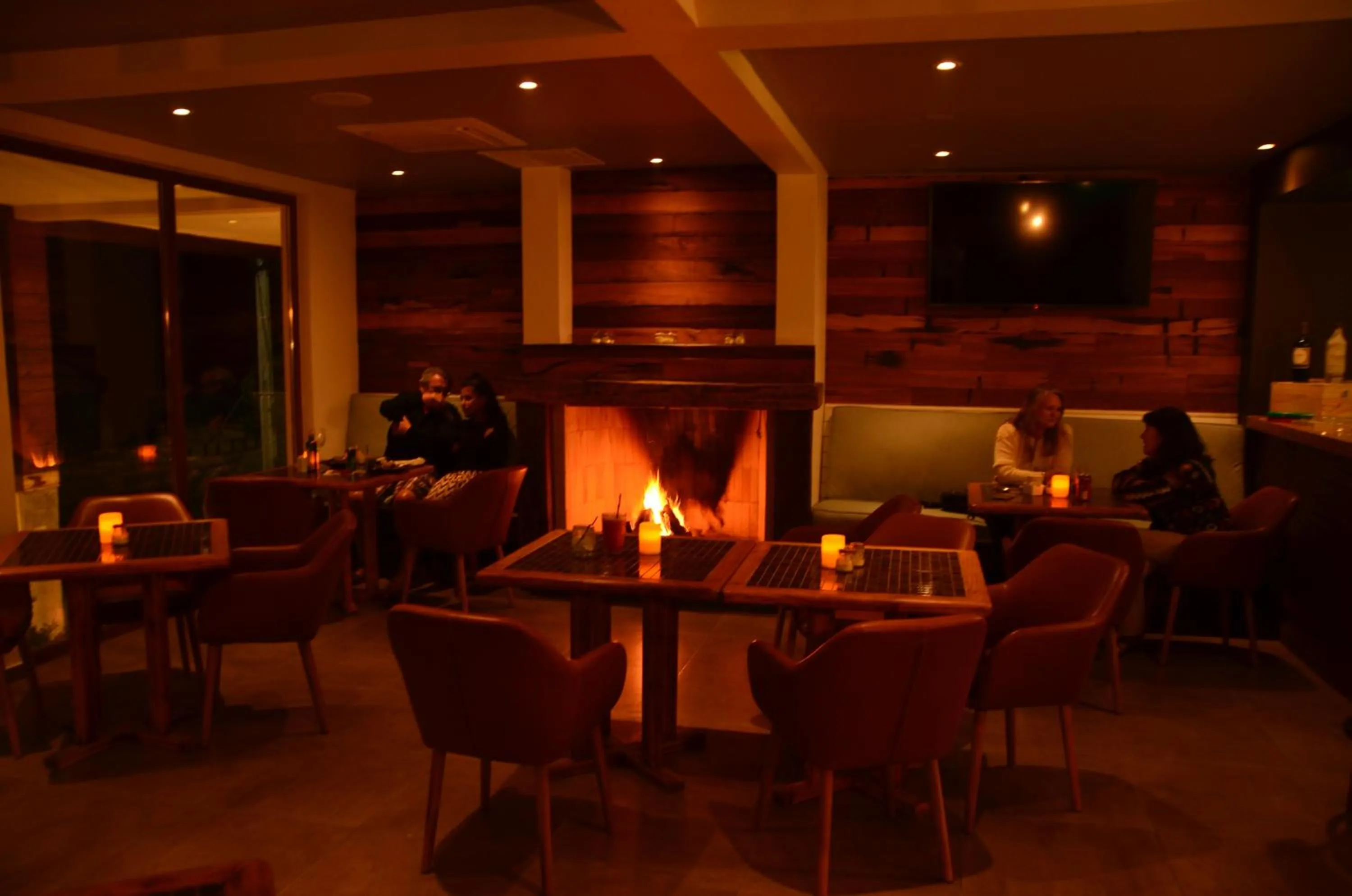 Restaurant/places to eat in Hotel Mae