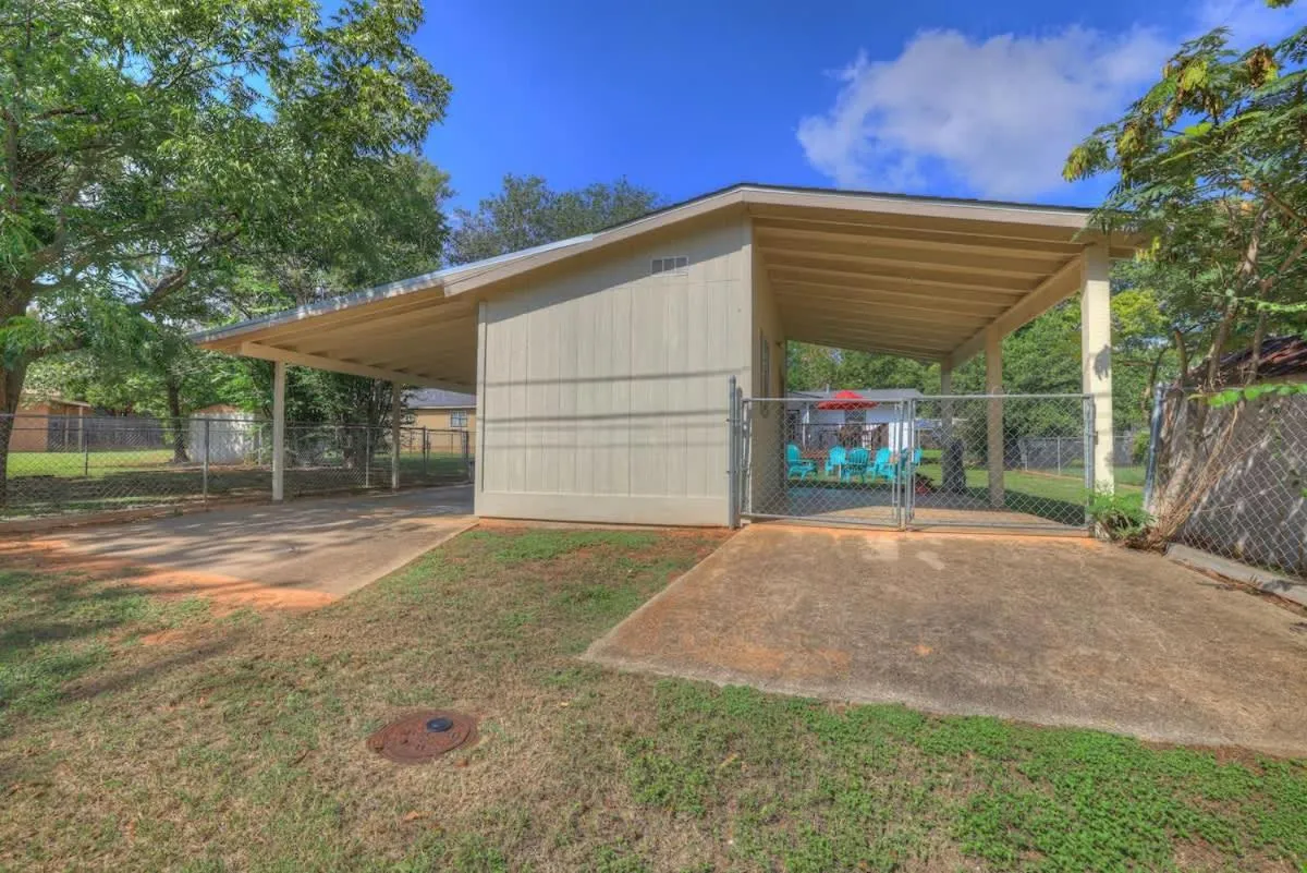 Day in Elegant and Stylish Glenmoor Abode - 5 min to Town