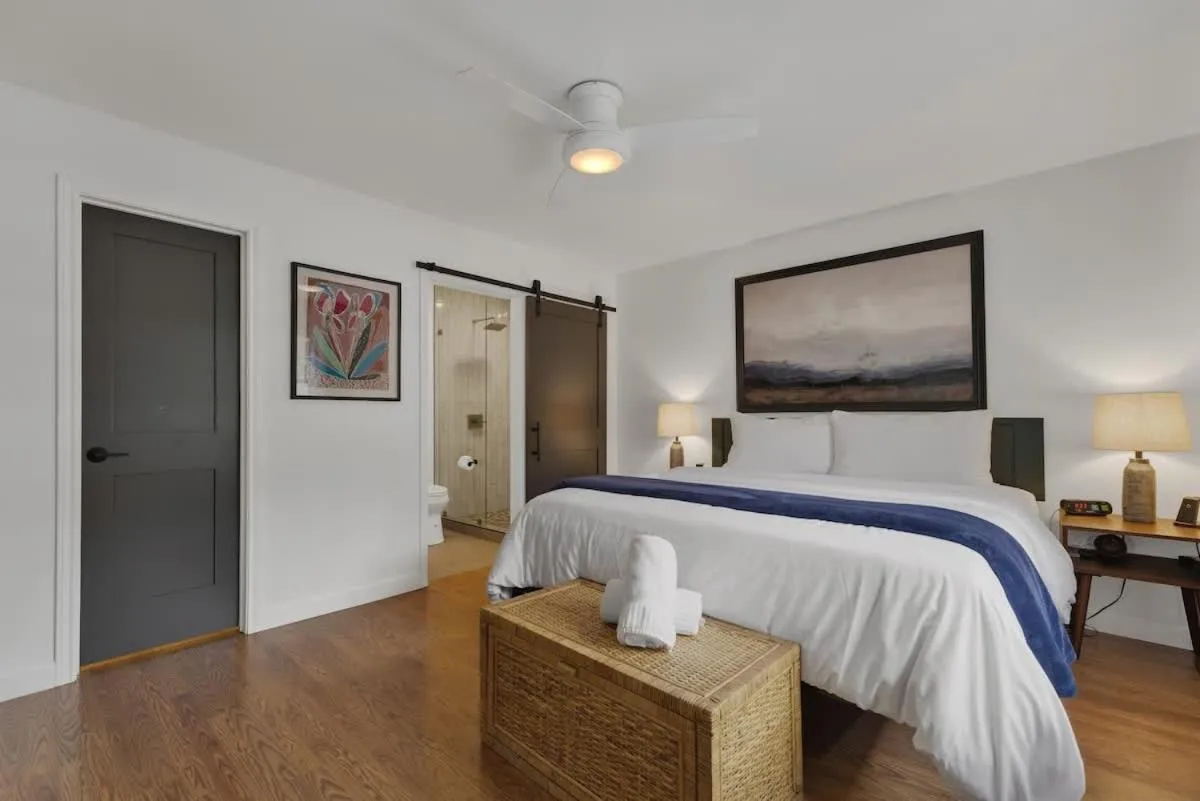 Bed in Elegant and Stylish Glenmoor Abode - 5 min to Town