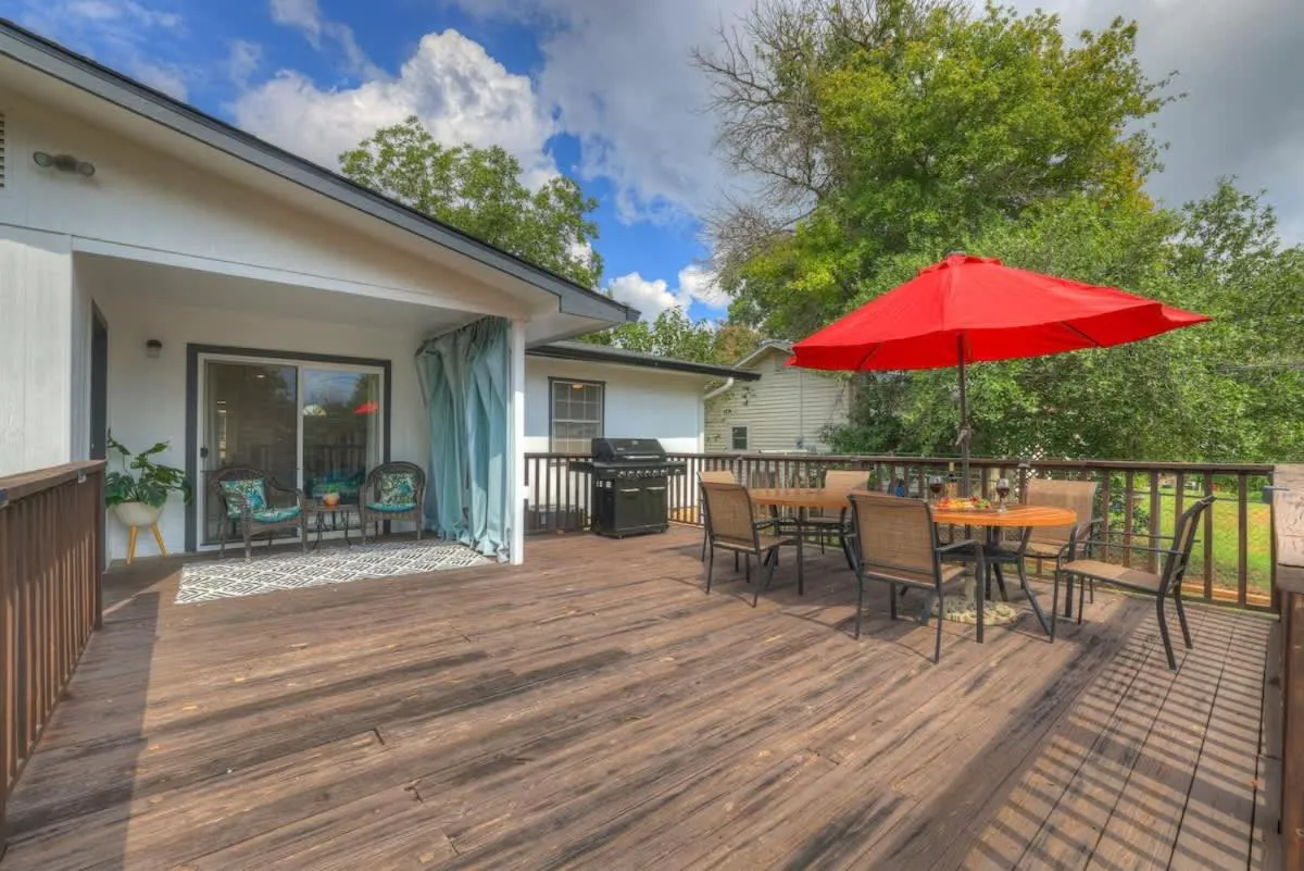 Property building in Elegant and Stylish Glenmoor Abode - 5 min to Town