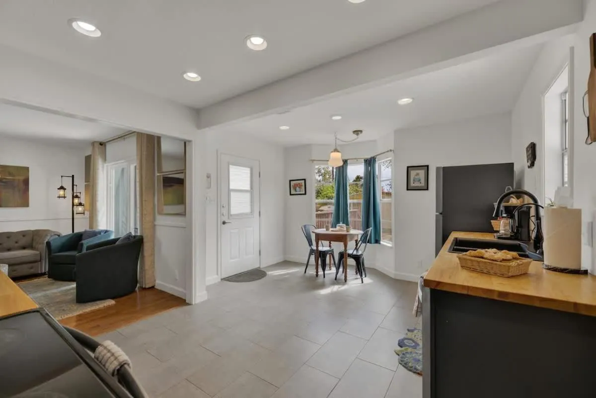 Living room in Elegant and Stylish Glenmoor Abode - 5 min to Town